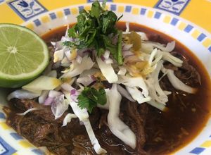 Una foto de Lengua de Res  estilo Birria Sonorense