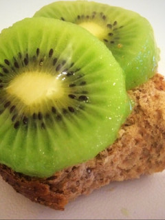 Una foto de Desayuno saludable: tostadas integrales kiwi miel y queso crema