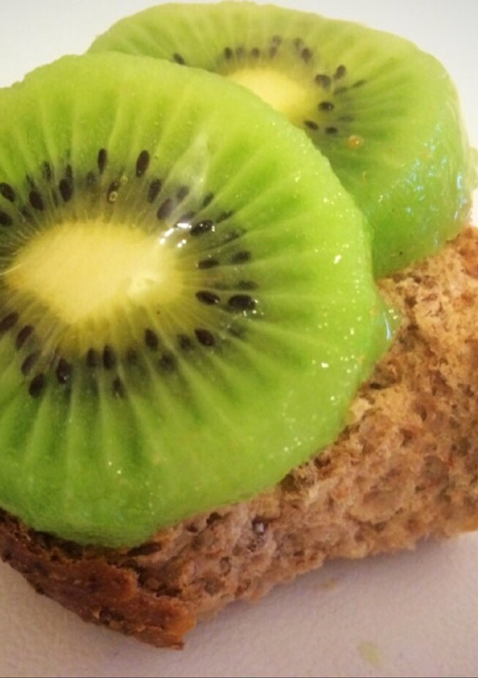 Una foto de Desayuno saludable: tostadas integrales kiwi miel y queso crema