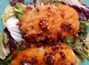 Una foto de Pechugas cordón blue y ensalada