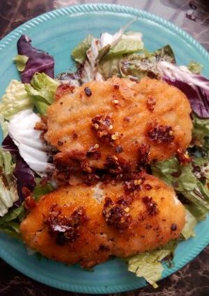 Una foto de Pechugas cordón blue y ensalada