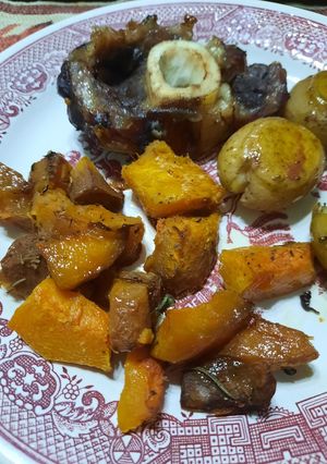 Una foto de Osobuco con zapallo a la miel (al horno)