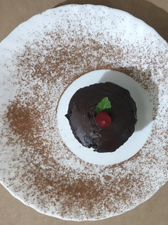 ડેકડન્ટ ચોકલેટ કેક (Decadent Chocolate Cake Recipe In Gujarati) રેસીપી મુખ્ય ફોટો