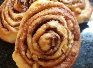 Una foto de Rolls de Manzana y Canela