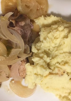 Una foto de Carre de cerdo al horno con puré de batatas