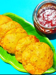 तिखट मीठ पुऱ्या (tikhat mith puriya recipe in marathi) रेसिपी चे मुख्य फोटो