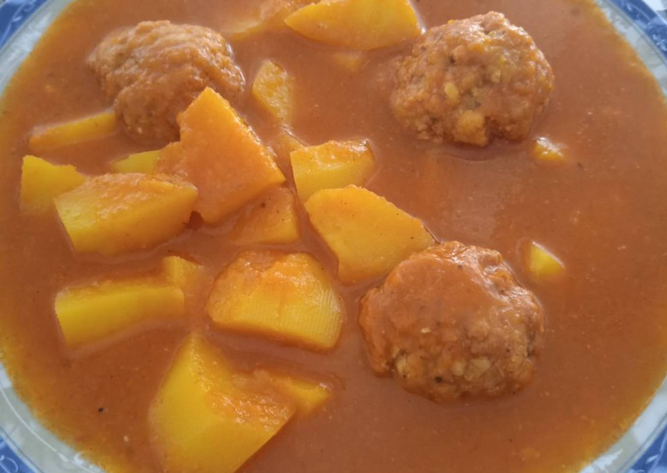 Guiso de papas con albóndigas de chistorra