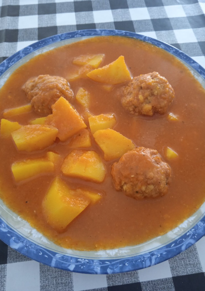 Una foto de Guiso de papas con albóndigas de chistorra