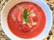 Une photo de gaspacho concombre