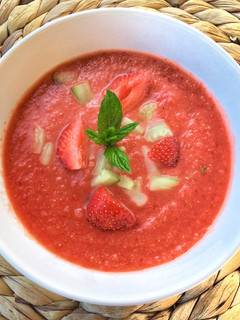 Une photo de GASPACHO aux fraises 🍓 aux tomates 🍅 et concombre 🥒