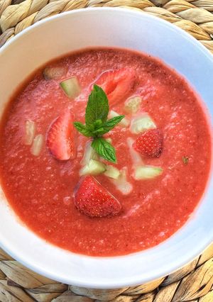Une photo de GASPACHO aux fraises 🍓 aux tomates 🍅 et concombre 🥒