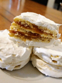 Una foto de Alfajores santafesinos