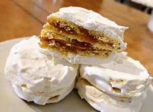 Una foto de Alfajores santafesinos