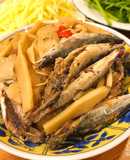Cá nục kho măng cuốn bánh tráng