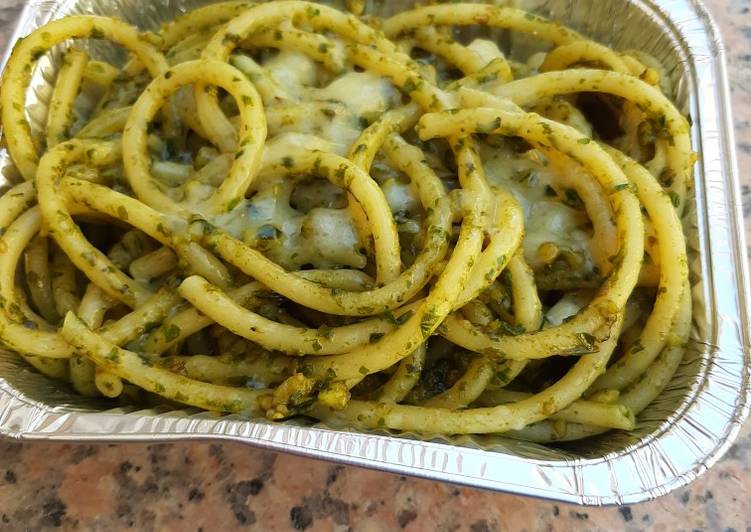 Recetta di Premiato Bucatini con pesto di rucola e noci