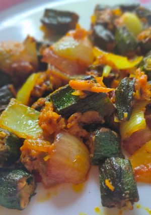 भिन्डी दो प्याजा (Bhindi do pyaza recipe in Hindi) रेसिपी मुख्य फोटो