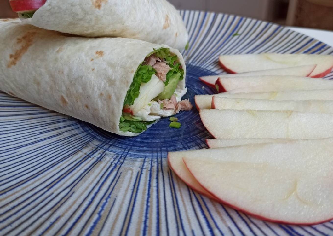 Wrap de atún, manzana y aguacate