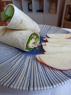 Una foto de Wrap de atún, manzana y aguacate