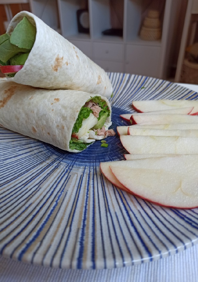 Una foto de Wrap de atún, manzana y aguacate
