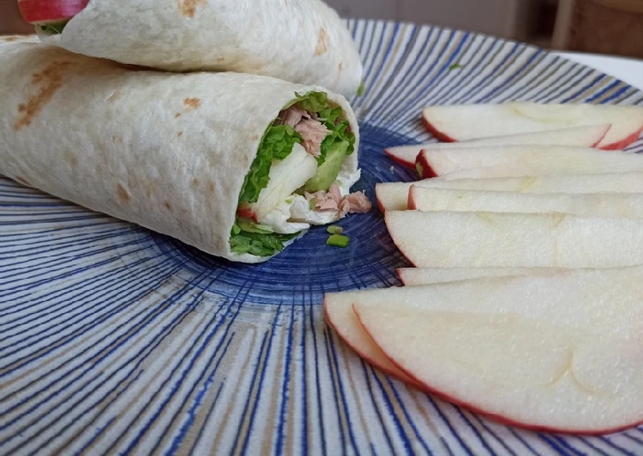 Pasos sencillos para Hacer  Wrap de atún, manzana y aguacate