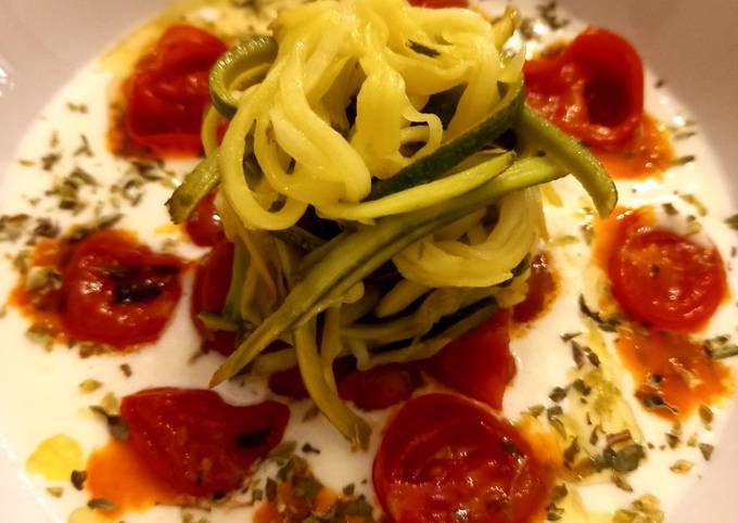 Ricetta Spaghetti di zucchina con mozzarella e pomodori caramellati di Nico  Acquaviva - Cookpad
