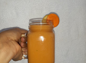 Una foto de Jugo antigripal, alto en vitamina C 🍋🥕🍊🍍