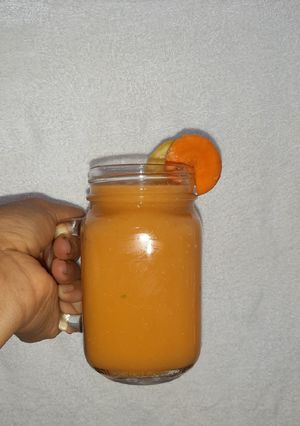 Una foto de Jugo antigripal, alto en vitamina C 🍋🥕🍊🍍