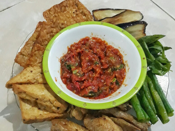 Wajib coba! Resep membuat Tahu Tempe Terong Sambal Penyet  sedap