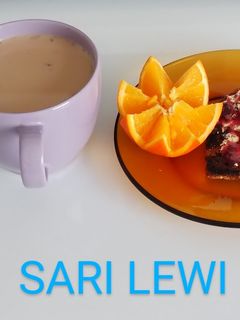 Una foto de Desayuno caliente día 6>Café con leche>Tostada de margarina y mermelada de arándanos>Naranja de zumo