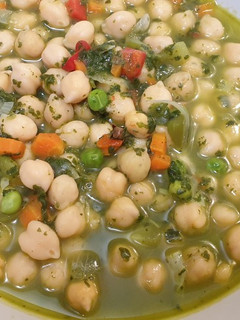 Una foto de Garbanzos con espinacas y verduras