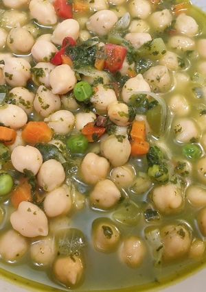 Una foto de Garbanzos con espinacas y verduras