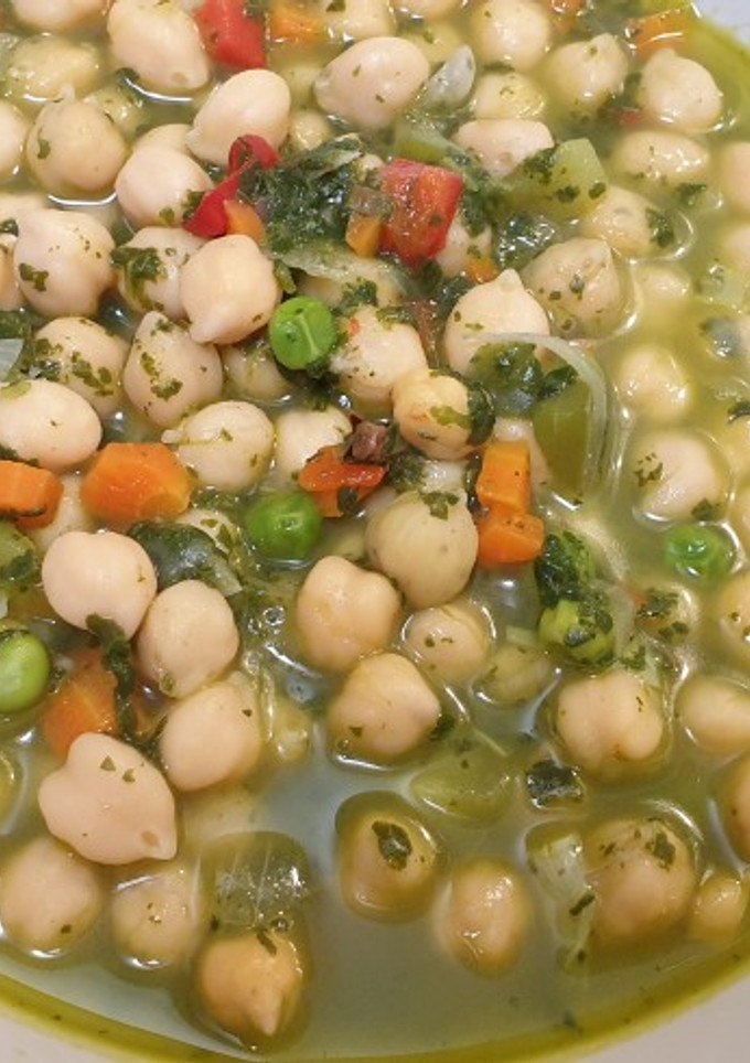 Una foto de Garbanzos con espinacas y verduras