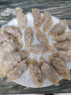 Una foto de Gyozas de carne de cerdo en vaporera MCC