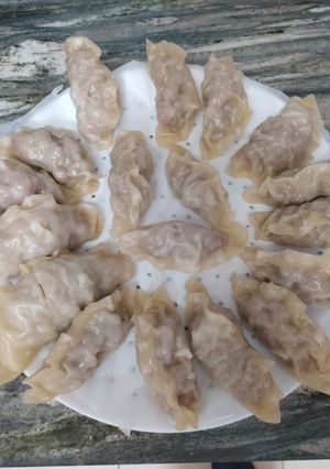 Una foto de Gyozas de carne de cerdo en vaporera MCC