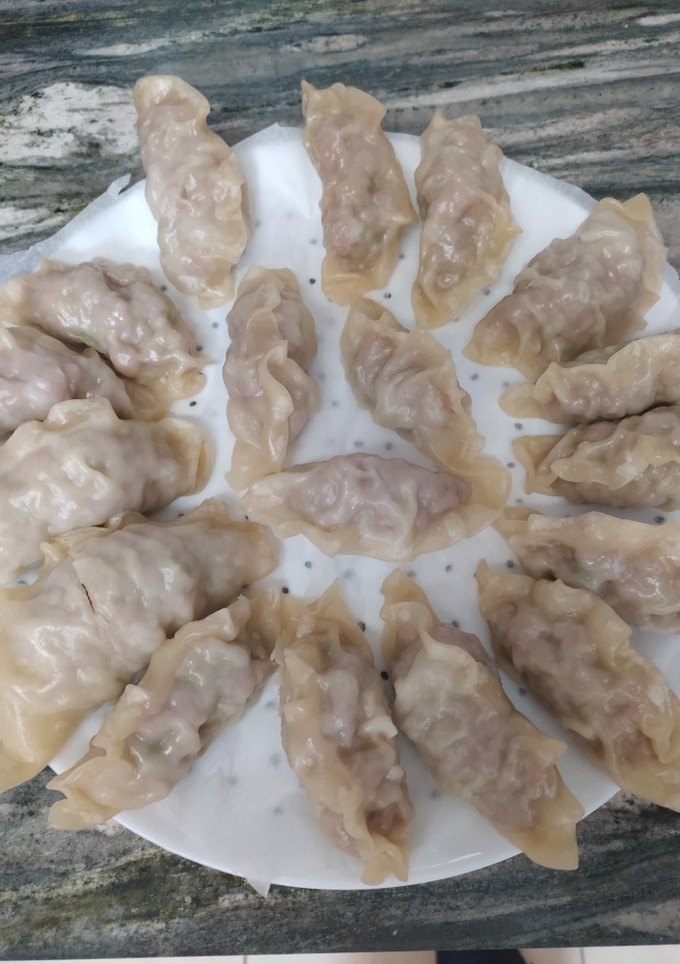 Una foto de Gyozas de carne de cerdo en vaporera MCC