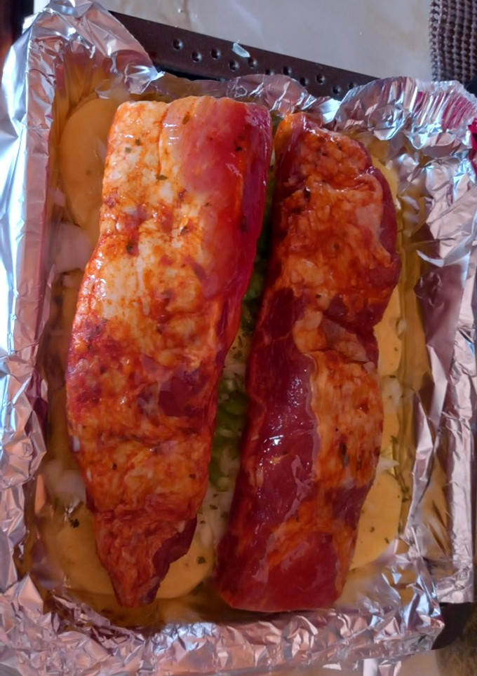 Una foto de Costillas adobadas con patatas panaderas al horno