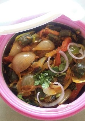 ભીંડી દો પ્યાઝ (Bhindi Do Pyaz Recipe In Gujarati) રેસીપી મુખ્ય ફોટો