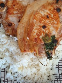 Una foto de Chuletas de cerdo con arroz