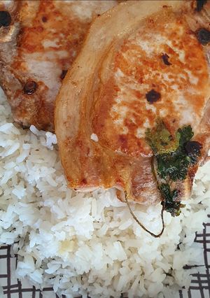 Una foto de Chuletas de cerdo con arroz