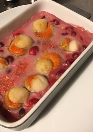 Une photo de Noix de saint Jacques aux cranberries fraîches et citron caviar rose