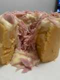 Volcán de patata con lava de queso y virutas de jamón