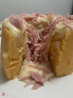 Una foto de Volcán de patata con lava de queso y virutas de jamón