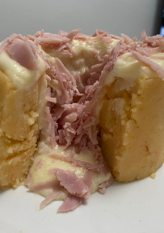 Una foto de Volcán de patata con lava de queso y virutas de jamón
