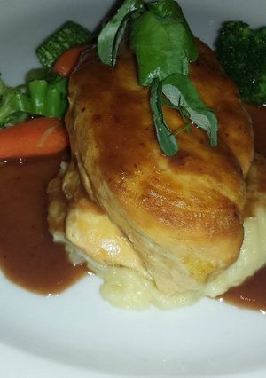 Una foto de Pechuga de pollo en salsa de vino tinto