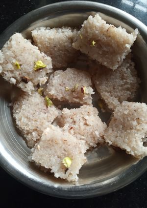 नारळाची वडी (naralachi vadi recipe in marathi) रेसिपी चे मुख्य फोटो 