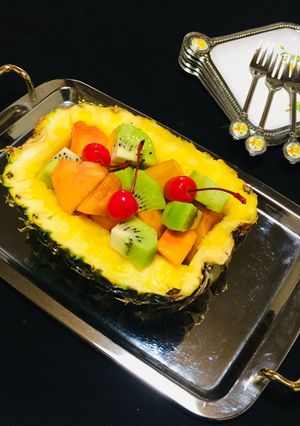 Una foto de Ensalada Especial de Piña 🍍 Rellena con Frutas y Miel!🍯🥝🍊🍒