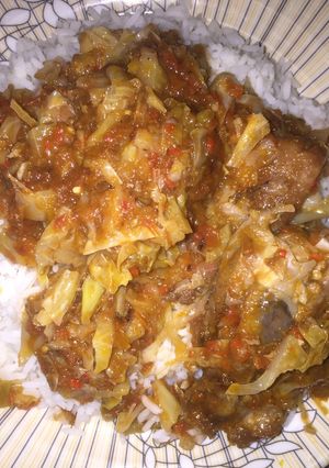 Farar shinkafa da miyar kabeji ainihin hoton girkin