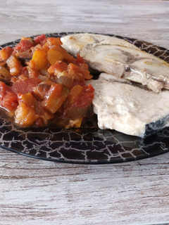 Una foto de Emperador con samfaina 🐟🧅🍆🌶