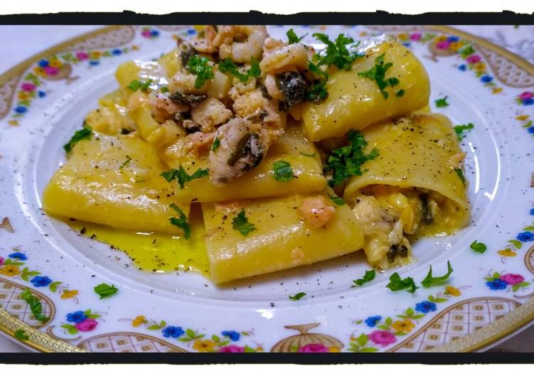 Recetta di Fatto in casa super veloce Paccheri alla Carbonara di Mare