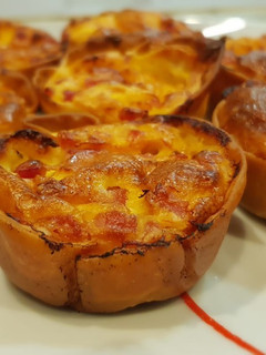 Una foto de Miniquiches de bacon y queso con obleas